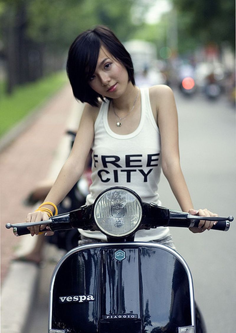 scooter-girl-vespas-1.jpg scooter-girl-vespas-1.jpg