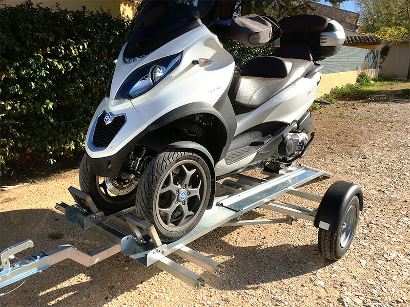 Modern Vespa trailer hitch