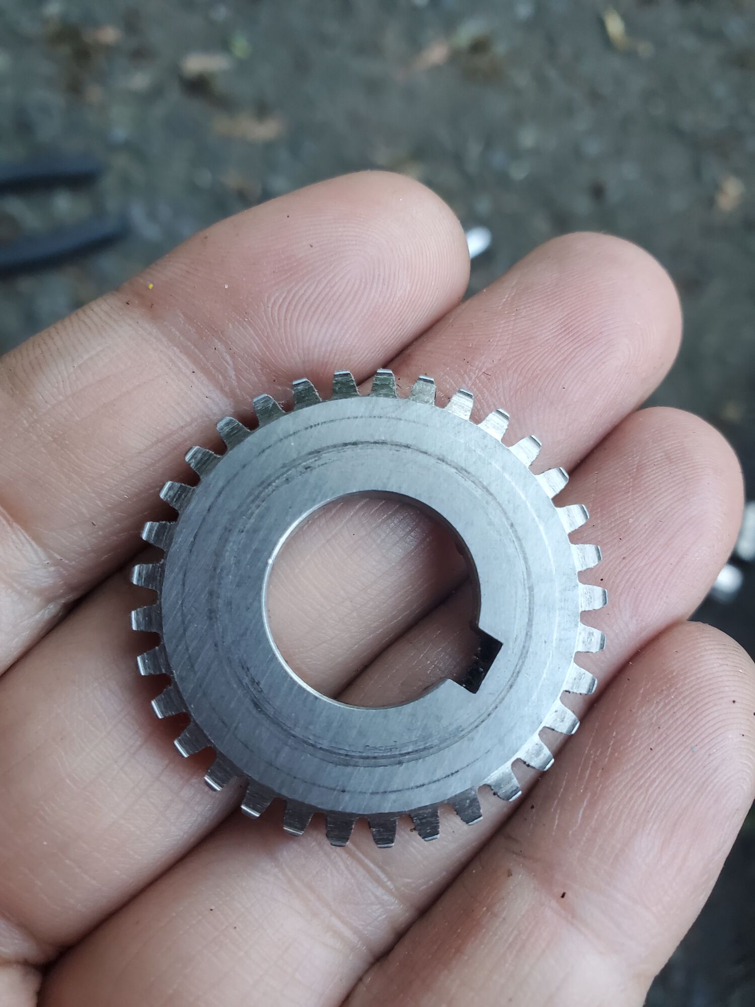 Autolube gear again. I measure this and compared it to the new one. The old one is .07 mm thinner everywhere.