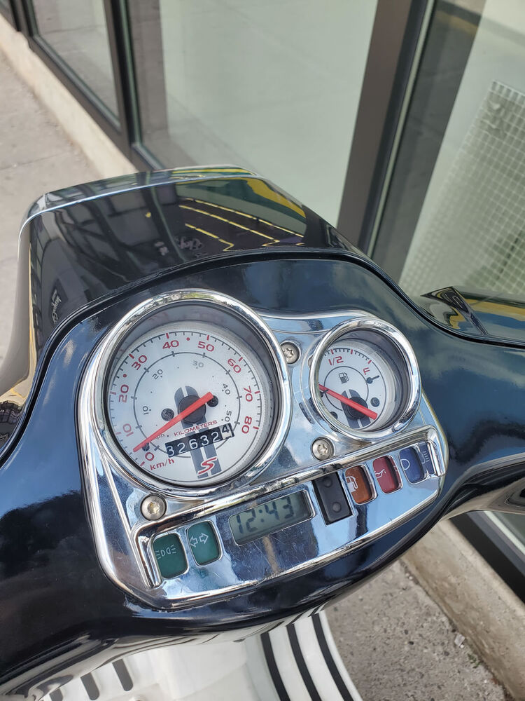 Modern Vespa Replaced Vespa S/LX clock battery, still faint, now dead