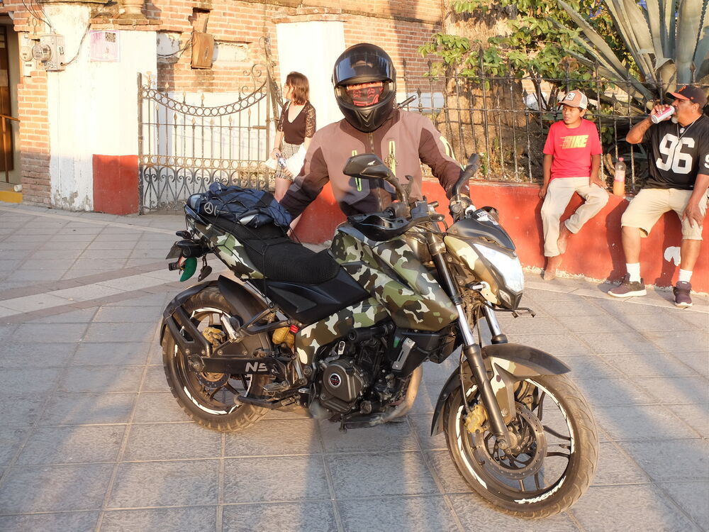 Serious Riders: I'd say roughly one-third of the riders I've seen are doing the All-The Gear/Most-All-The Gear thing, like this guy. His ride  is on the cheap-n-cheerful side, but done up rather well.