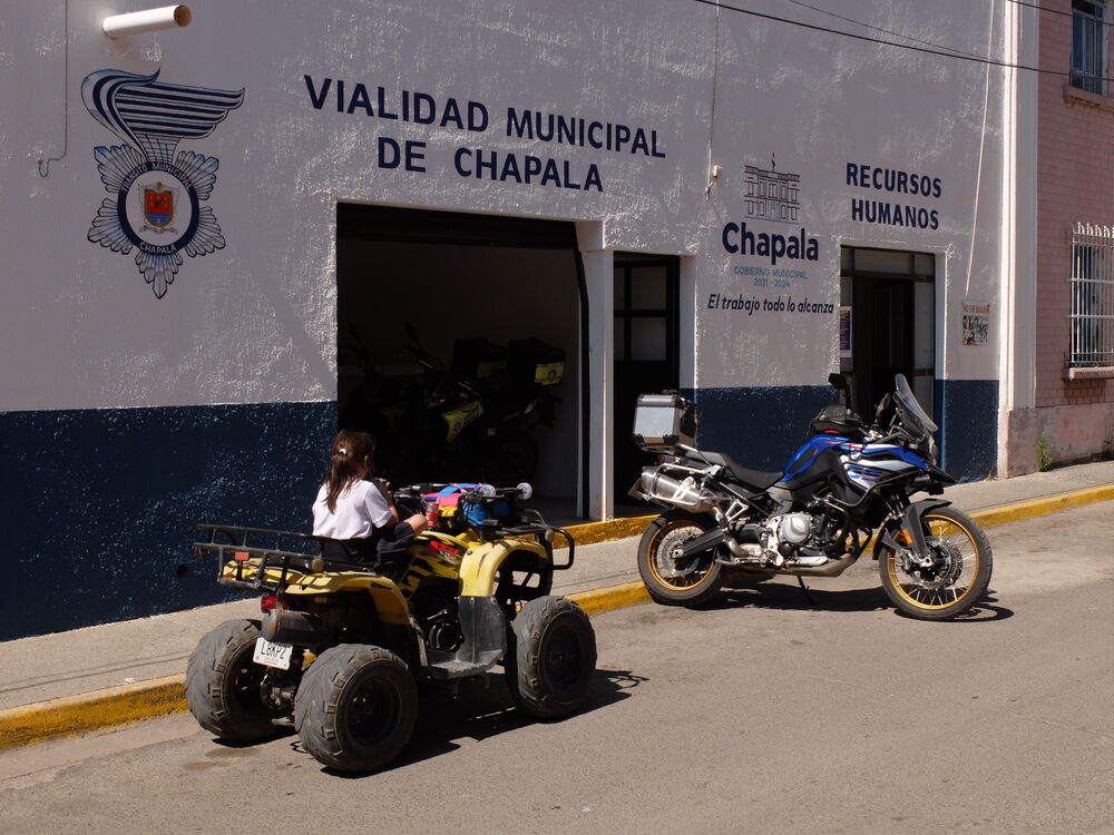 A social services office in Chapala, replete with one official sedan, two pickups, and a pair of dual-sports bikes with hardcases. (And whoever owns that GS must be loaded, or at least *was*.)