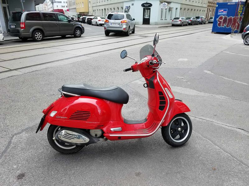 Modern Vespa [SSR] Vienna Scooting Observations