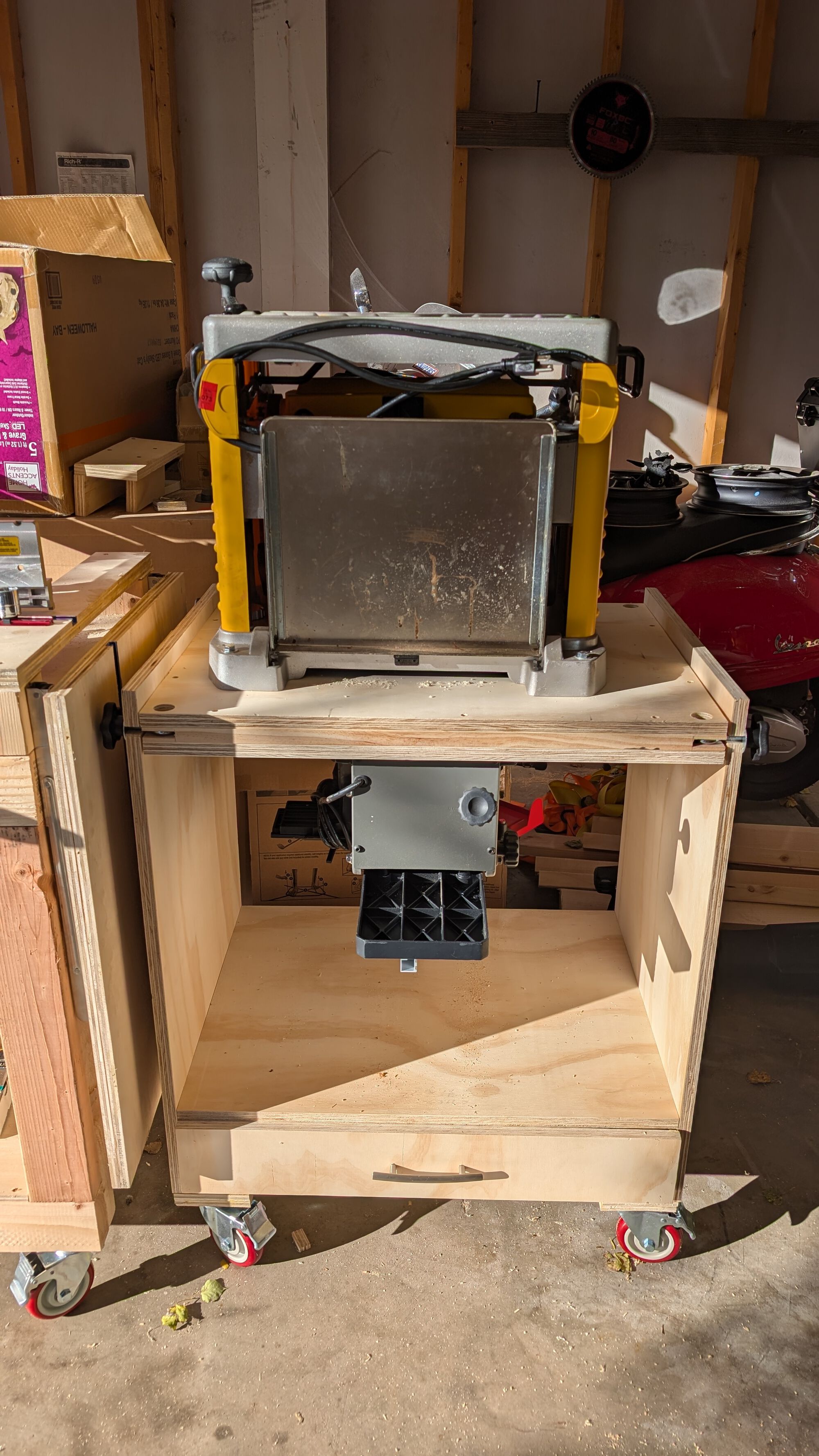 Yes the planer is off center, IDK it's workshop furniture