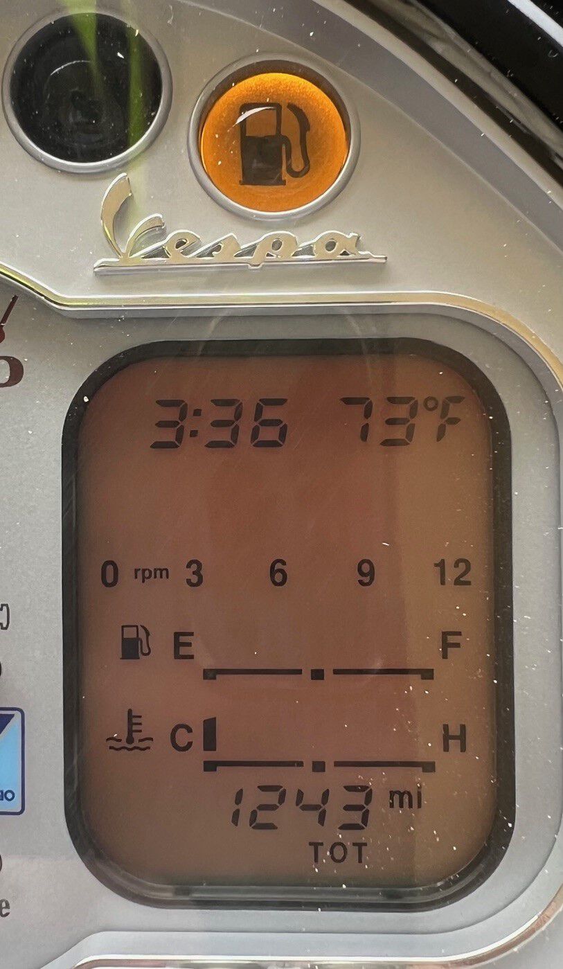 Modern Vespa GTS250 fuel gauge alternating between ZERO and Full