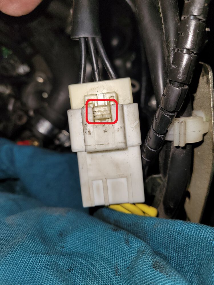 Modern Vespa Undoing electrical connector