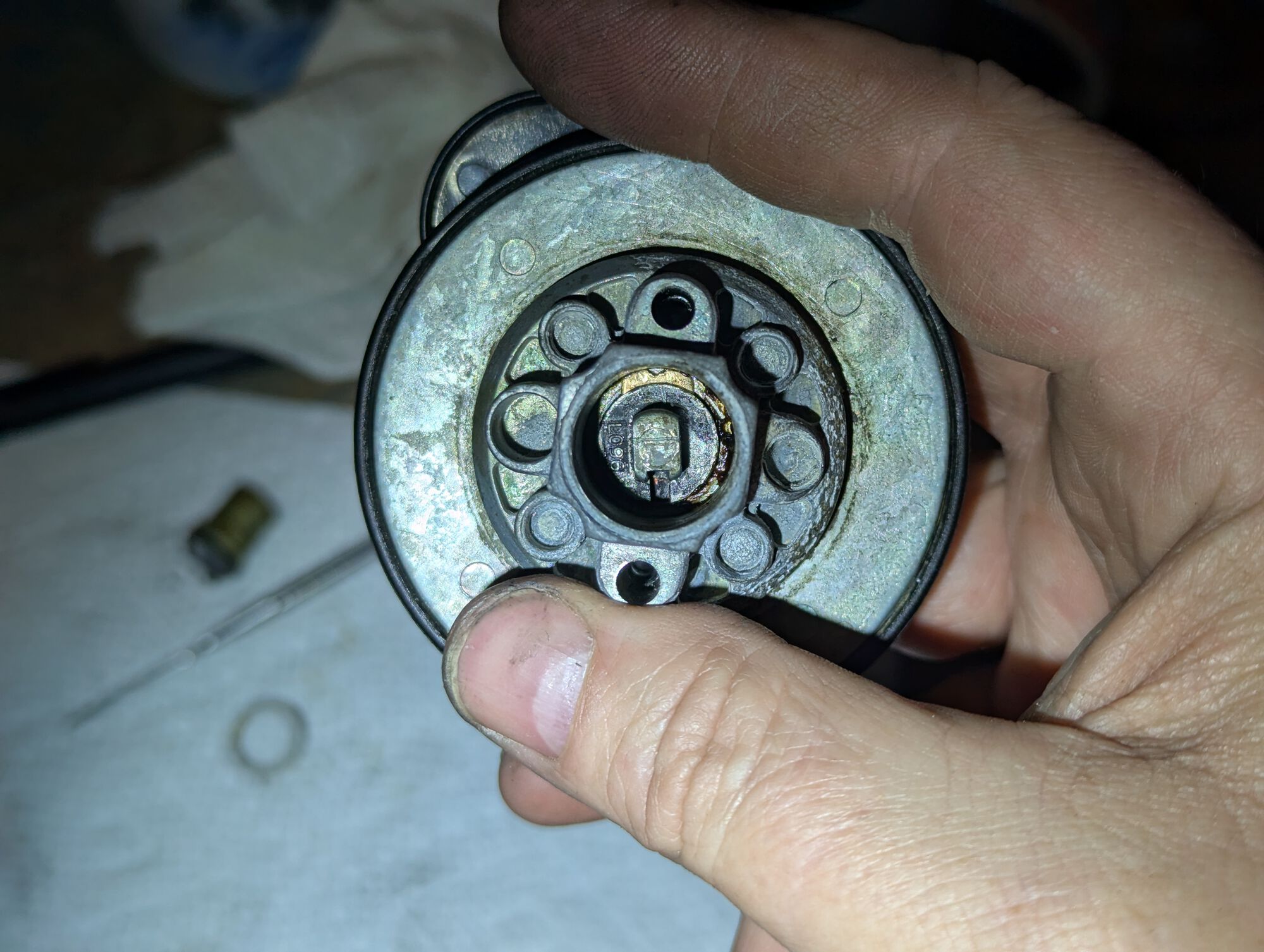 The locking pin is visible at 12 o'clock at the bottom of the barrel. Insert the key fully, them pull it back one notch so the other pins don't fly out. Use a jeweller's screwdriver or a pointed probe to catch the pin in its central notch.