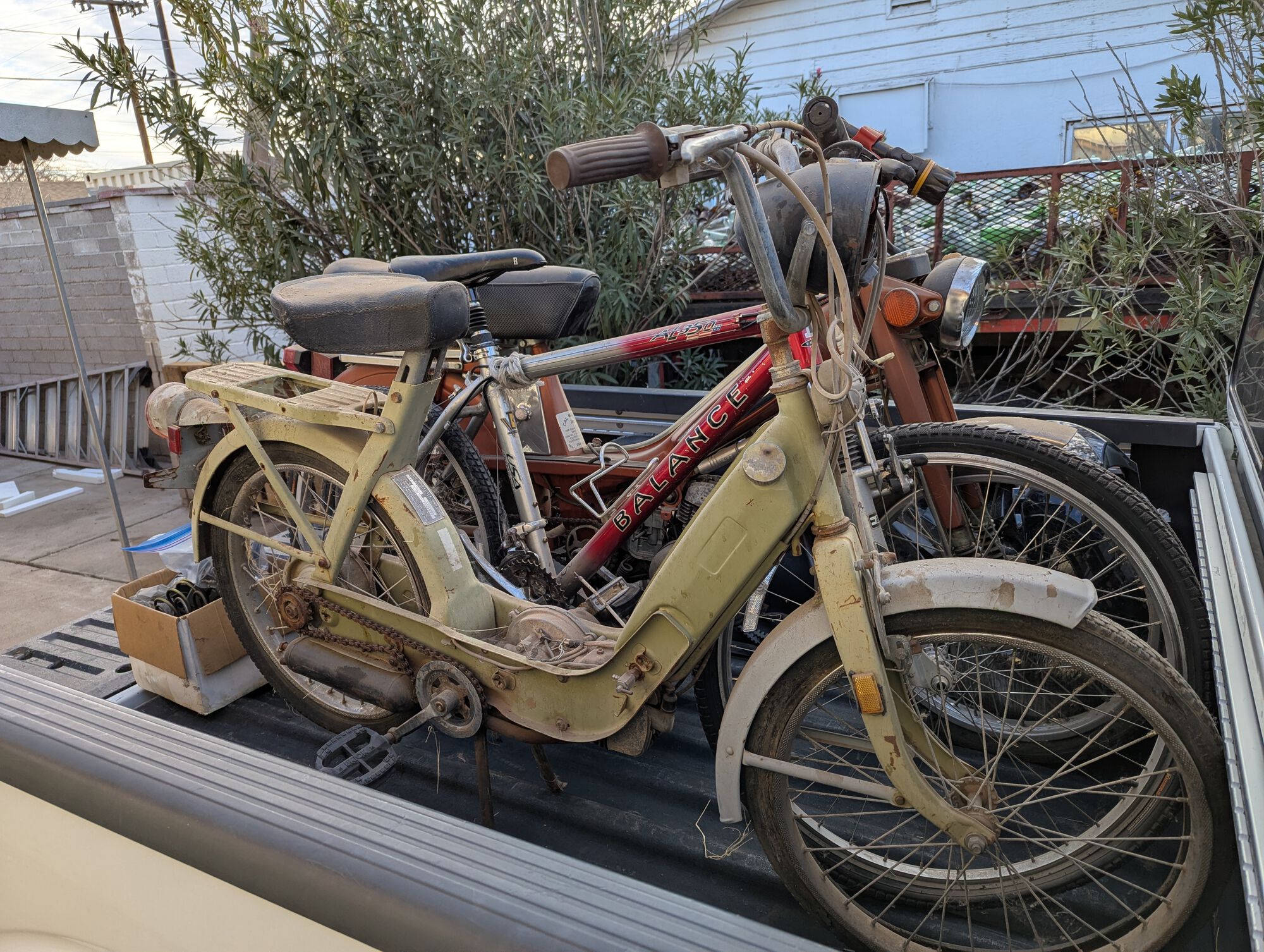 My sketchy old '71 Ciao. It's the bare-bones, no suspension, bike-caliper front brake, 30kph model. It's just as haggard as I remember it. Tank smells *lovely*, but isn't rusty.