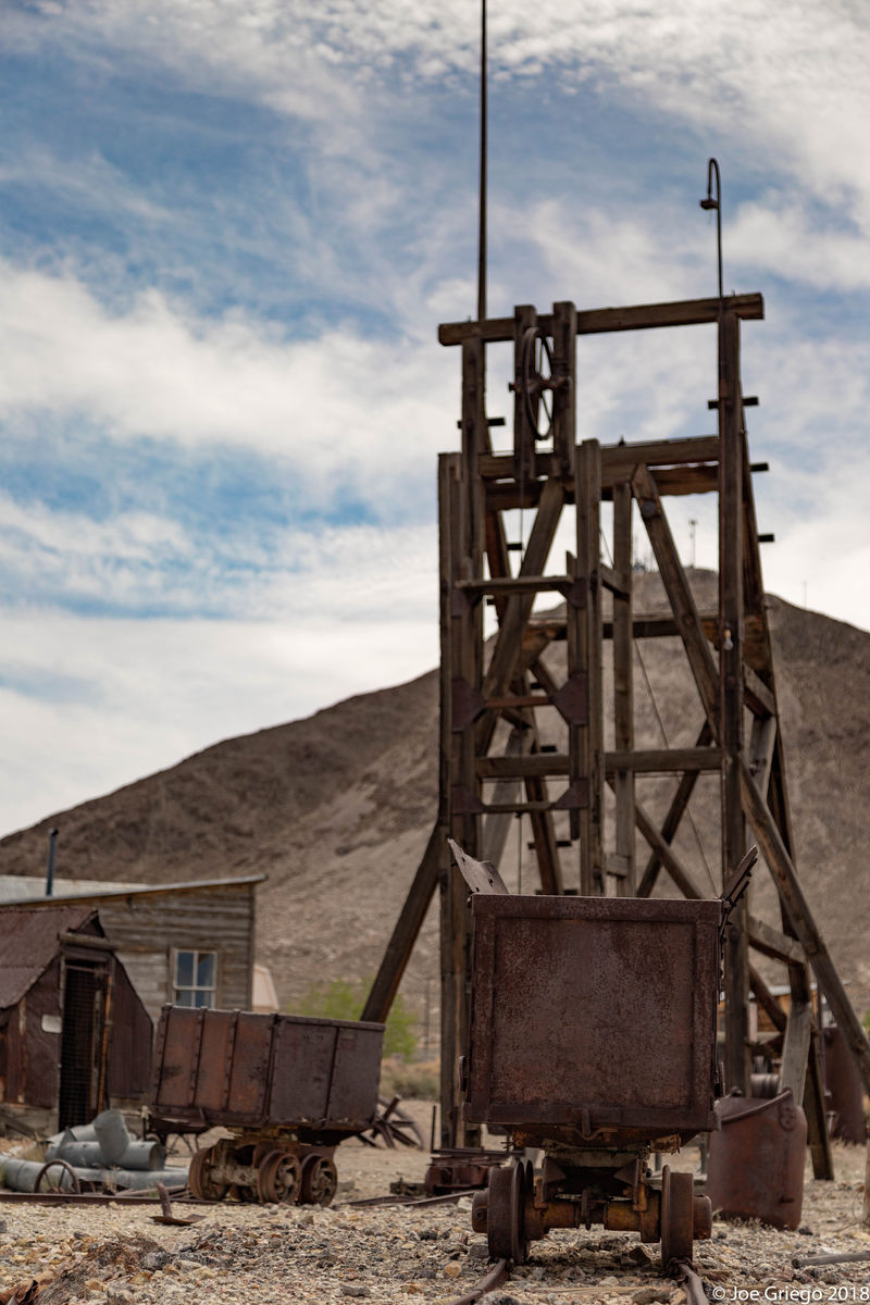 Mining carts and a mining crane