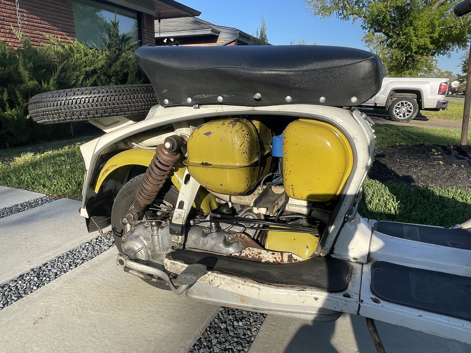 I'm told all the Servettas of this era were either yellow or kind of a lime green inside the panels