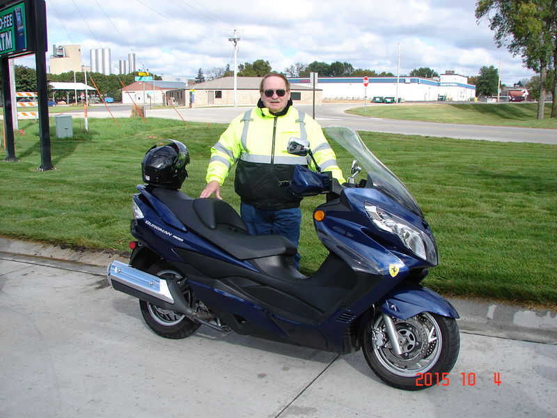 Burgman 400, foot forward with small lumbar support