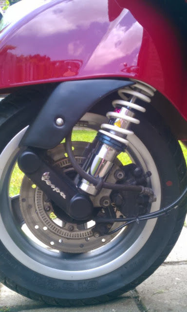 With the fitting of the malossi front shock I also painted the 2 plastic cover parts.