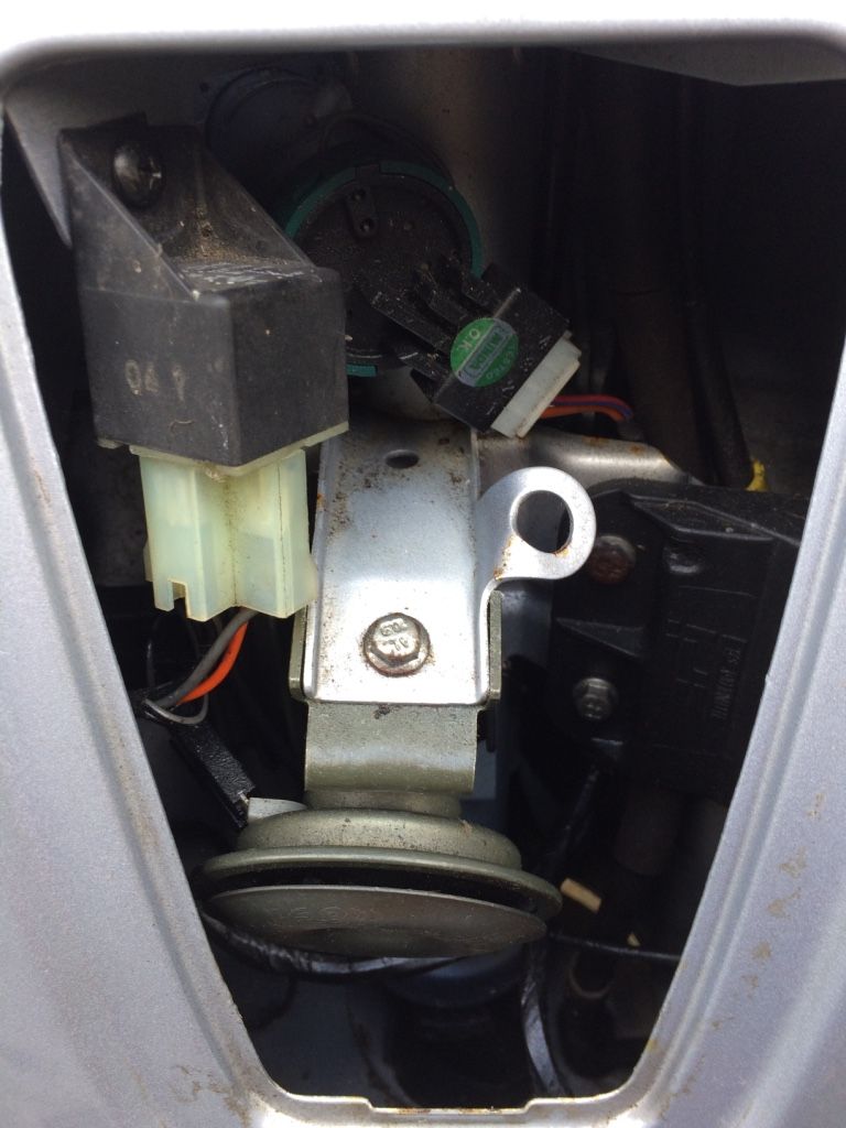 Modern Vespa Where's the relay on the ET4?