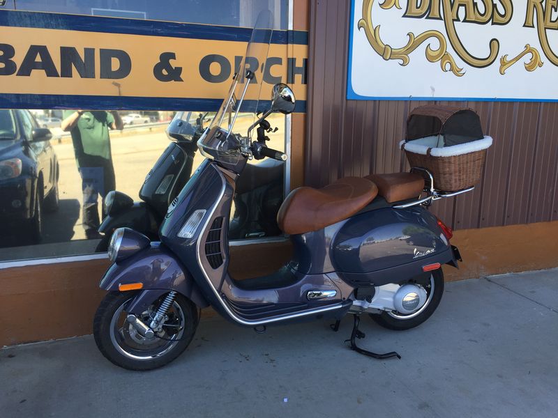 Modern Vespa POW Pet On Wheels