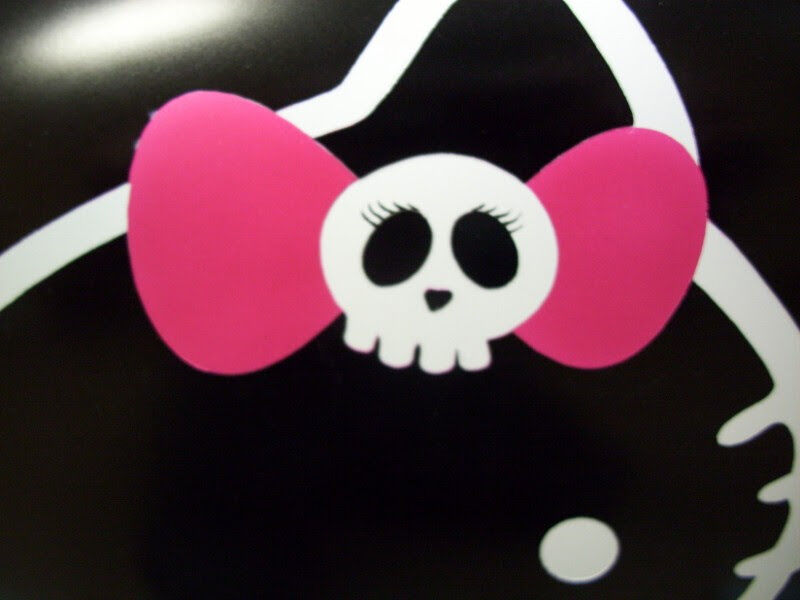 Bow and skull detail: