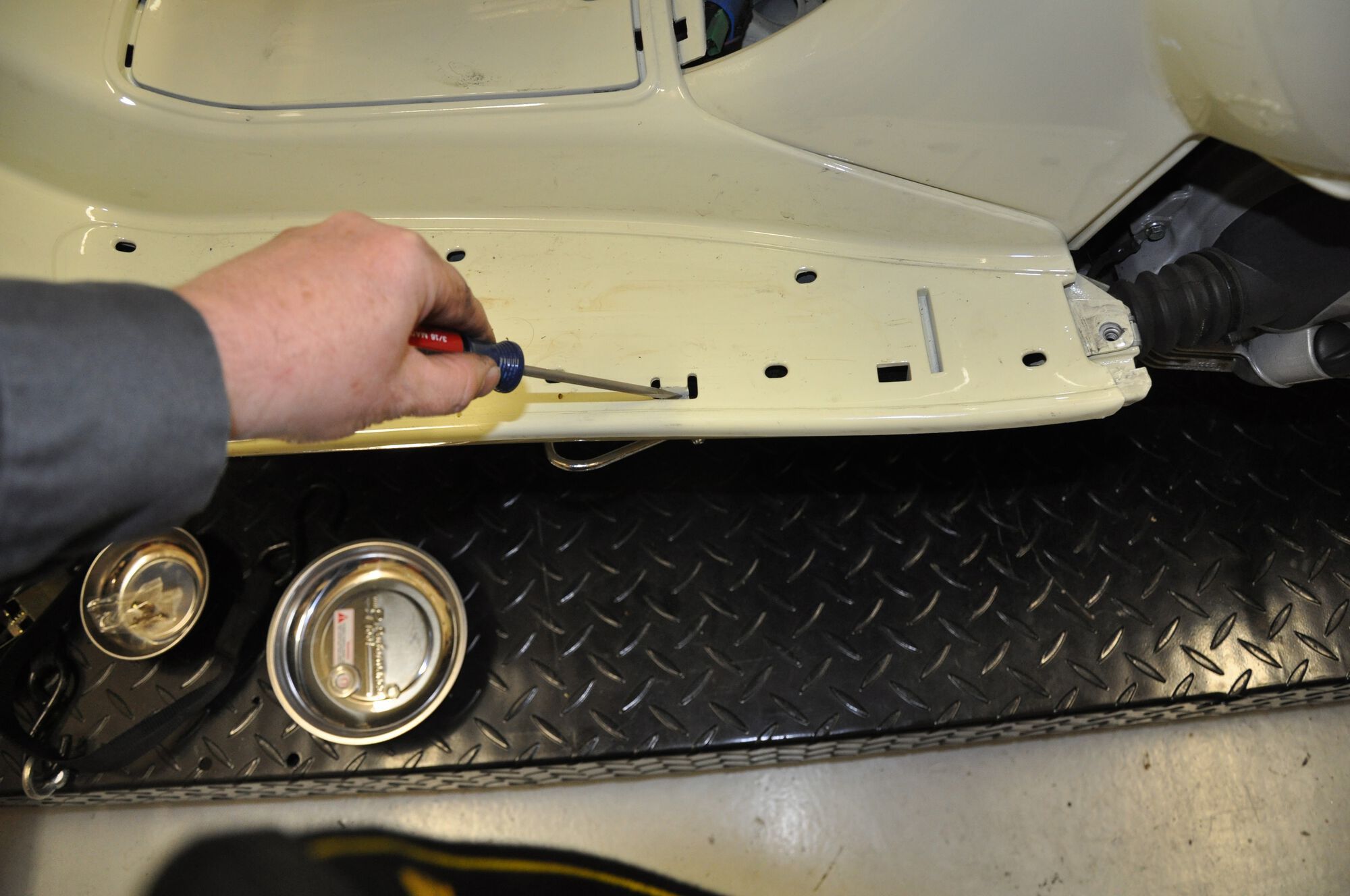 Apply a little leverage with a screwdriver to release the locking tab here...