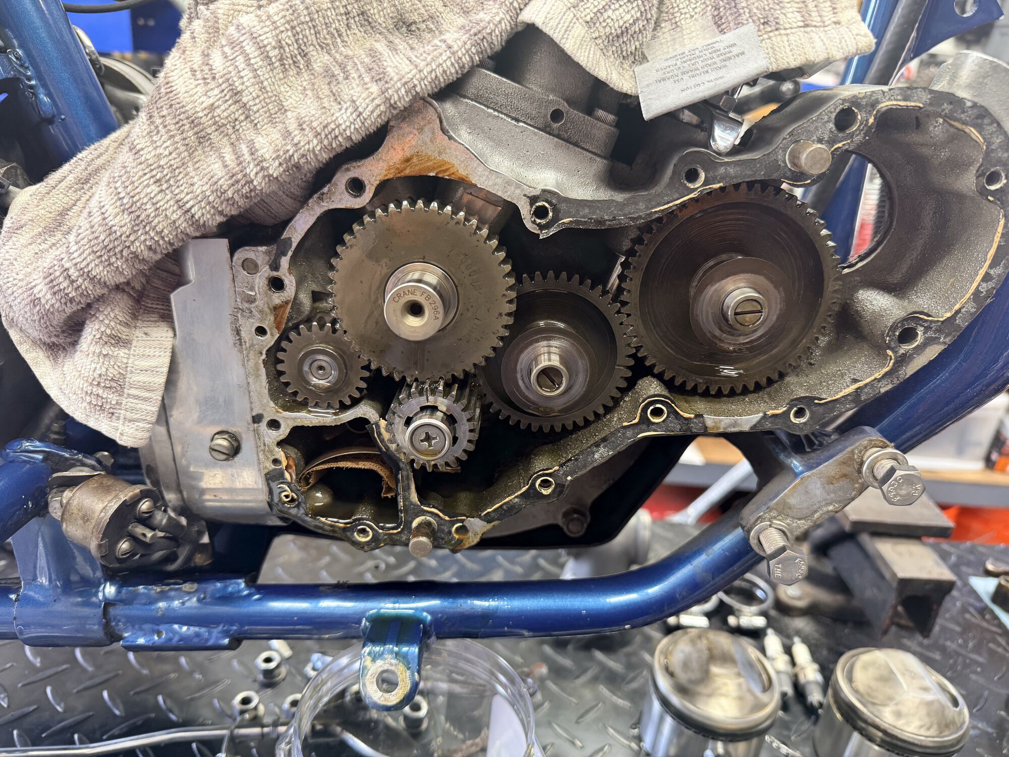 Pulled of the cam chest cover. Nothing obviously wrong here. No bits of metal, etc. 😆