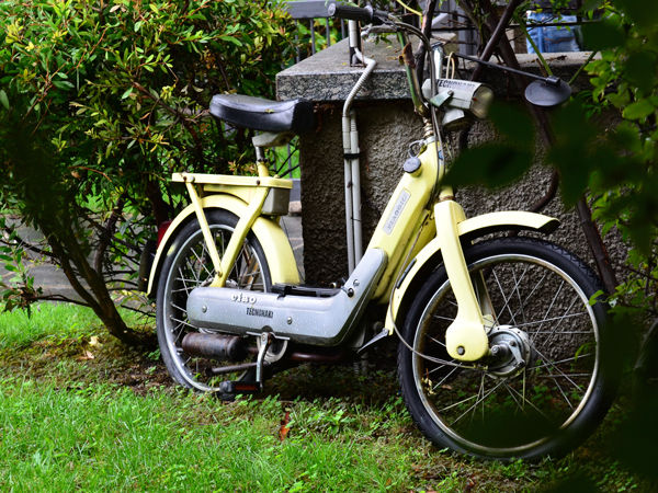 Piaggio moped in Bellagio, Italy. (I want one!)