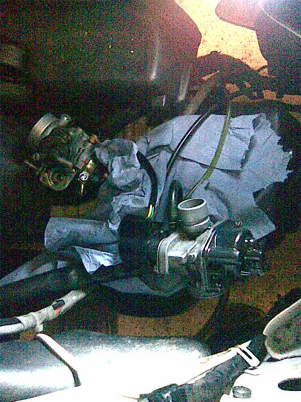 Dellorto 20.5 PHVB ready to take over from the 17.5 PHVA - picture shows me just disconnecting the 17.5 (on the right) with the 20.5 sitting on the left of the picture ready to be snug fitted into the manifold.