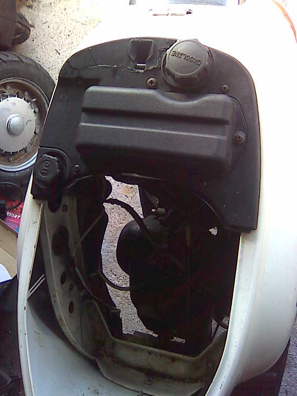 Modern Vespa Vespa et2, pics of fuel tank connectors or senders???