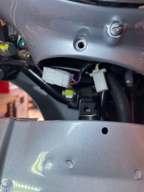Should the connector on the right be connected to anything?