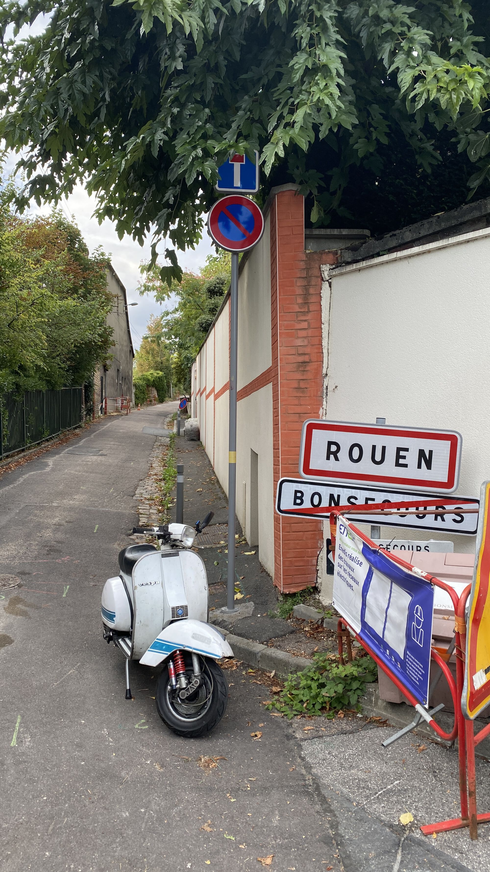 Welcome to Rouen via a dead end street
