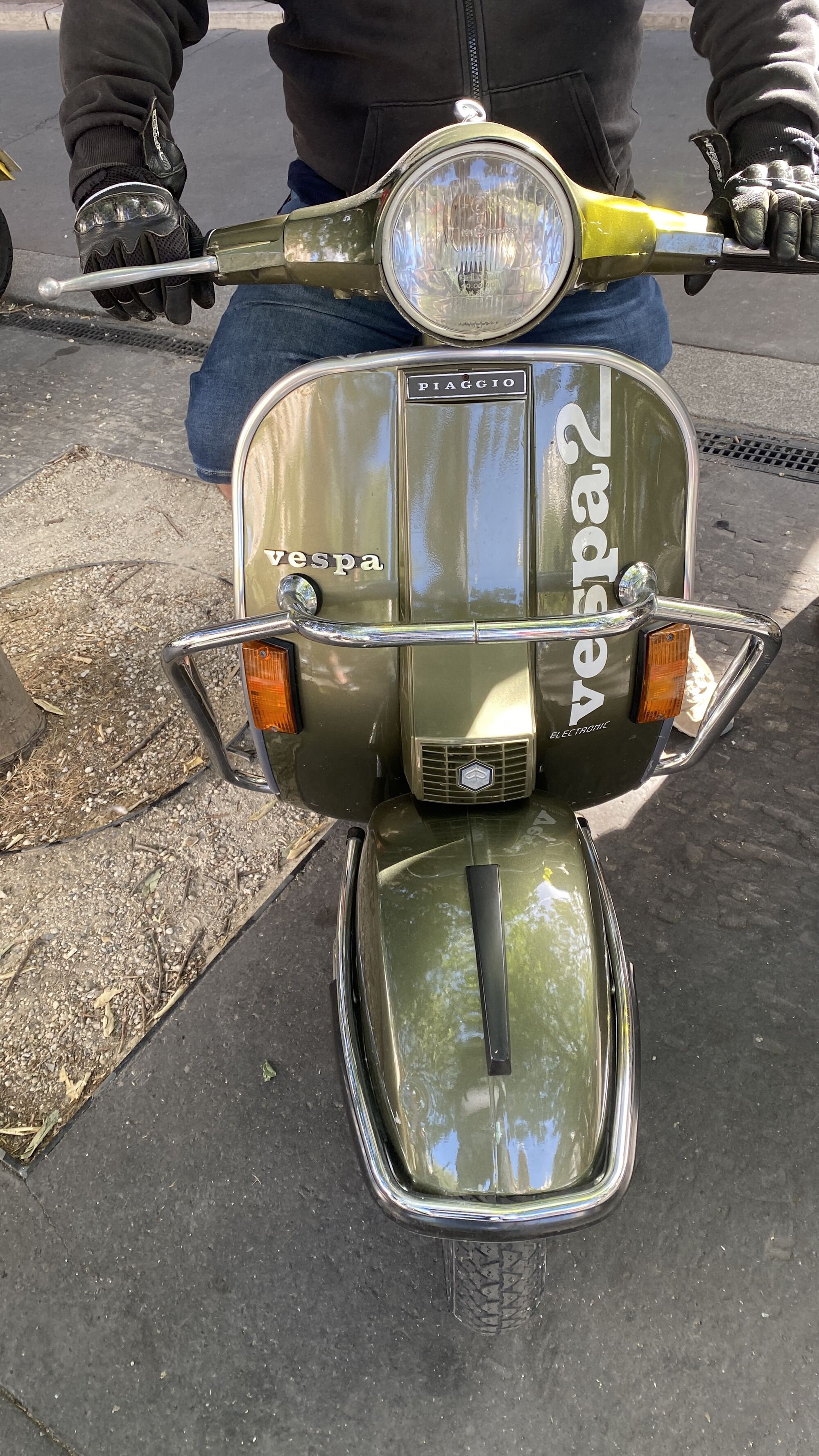 One of my favorite colors for these. The vespa2 was a short transition series (1982-84) for the French market introducing e.i. for the 125s and underseat cowl hooks etc...