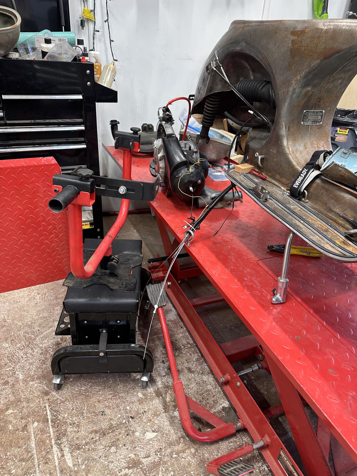 Let the little cart carry the engine over to the frame!