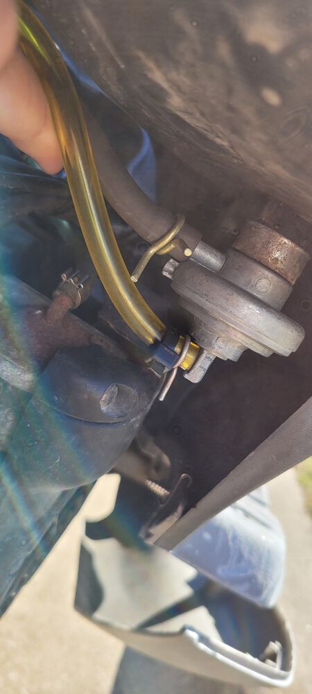 Other end of vacuum lines, gray is fuel line, yellow vacuum line to fuel tap valve, blue (lower left) is going to SAS valve.