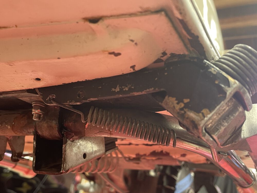 I drilled a second hole further away, to get more stretch on the spring
