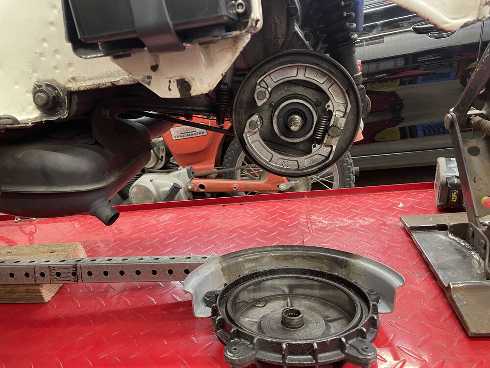 Hub popped right off lickety splitsy's. Inside and brake surface look good. Original Piaggio brake shoes