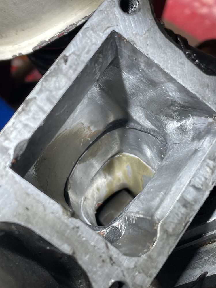 looking down the main manifold, into the adaptor plate / engine case. the reed block mounts on top here