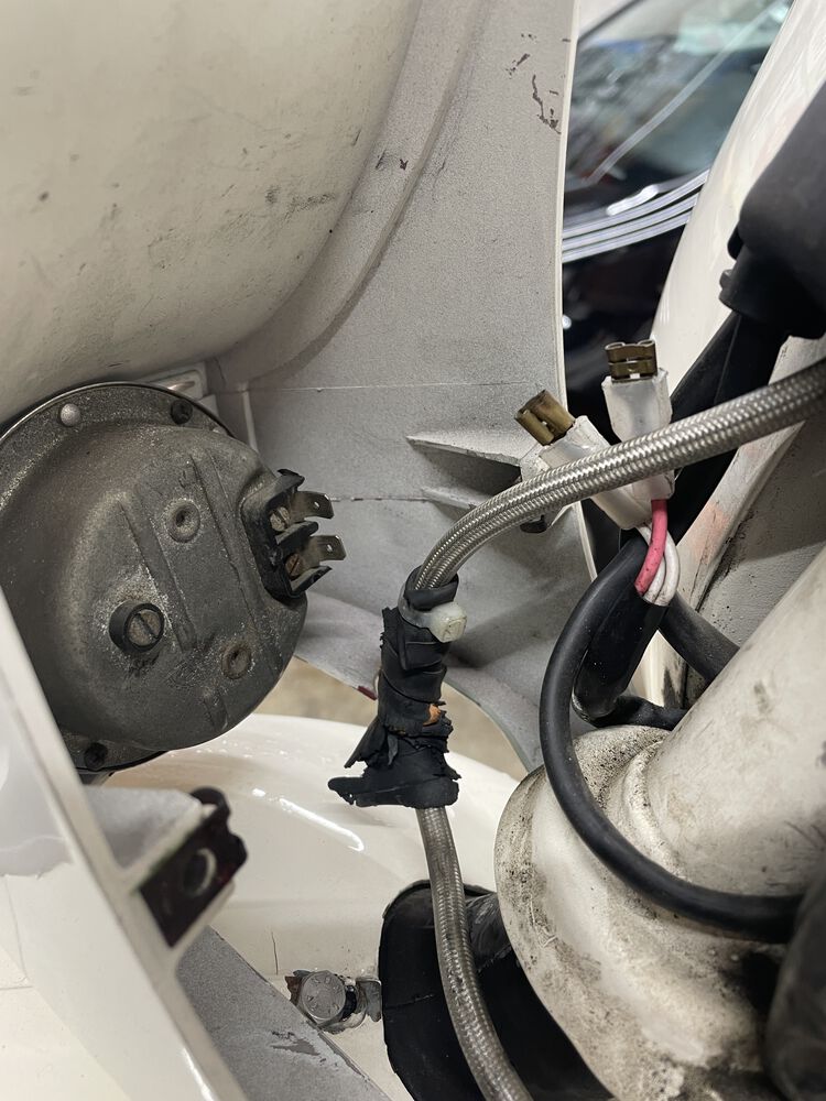 first I figured out why the horn wasn't working... I guess these wires should be connected?
