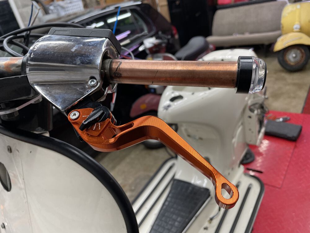 Shift side looks good against the chrome. The chrome shifter should add atleast 0.05bhp