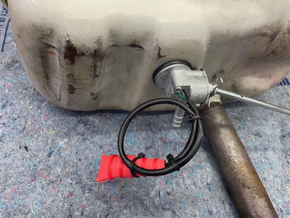 New tap in place. I sealed up the wiring with heatshrink, so I can use it later. Tank was clean, just gave a rinse with fresh gas.