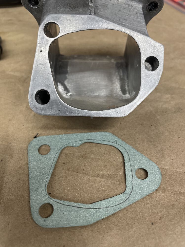 bottom of the main manifold piece. this mounts on top of the adaptor plate.