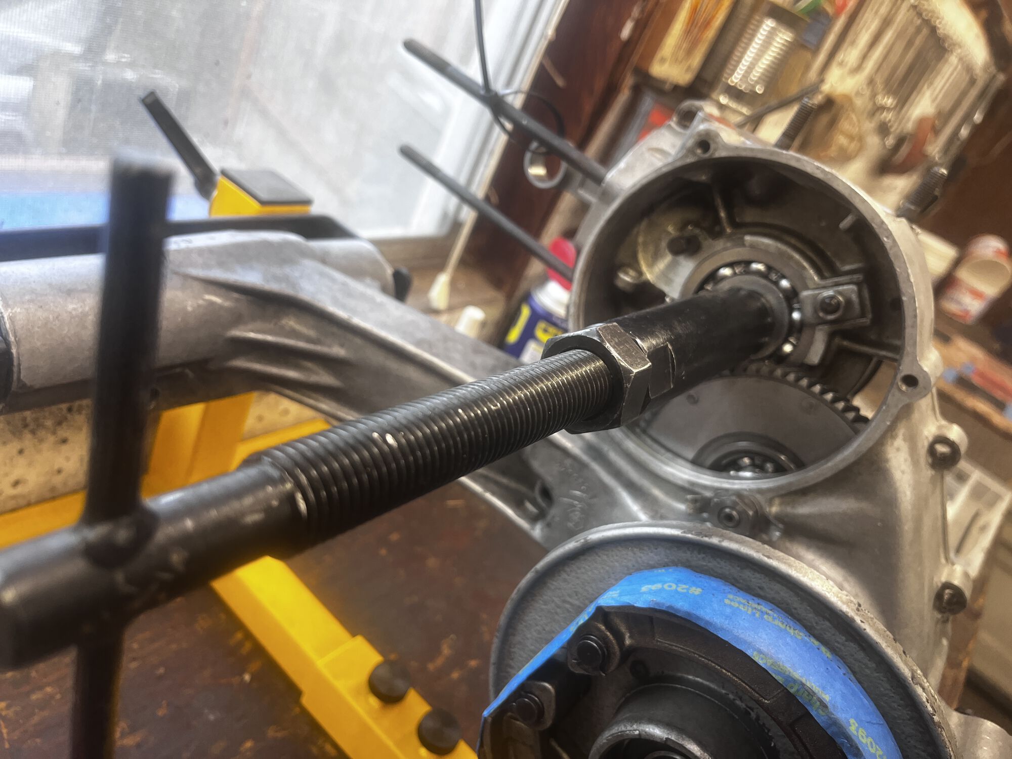 Handy puller doin its job on the crank. I also used this to pull in the driveshaft