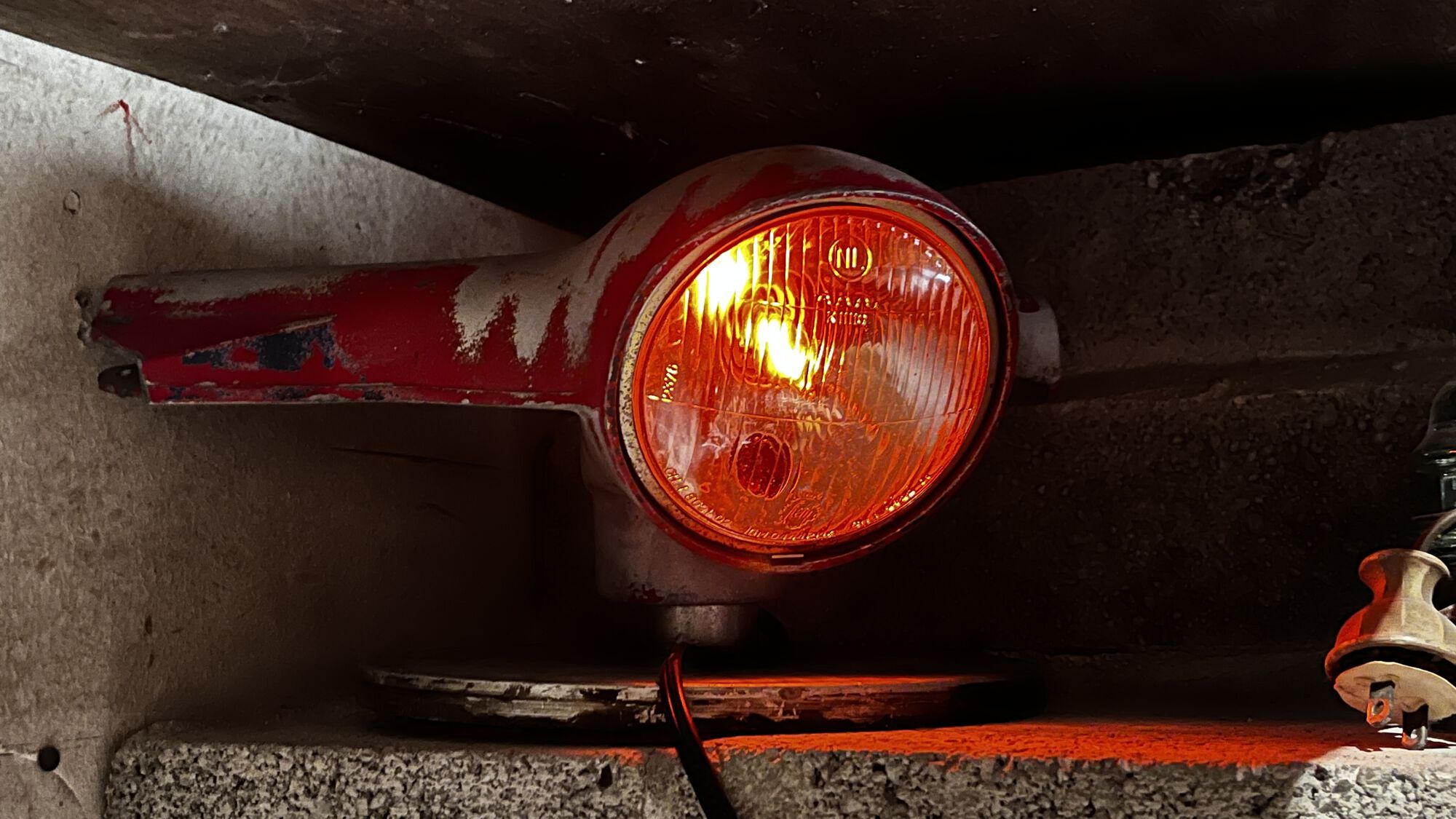 It has the low idle flicker-glow