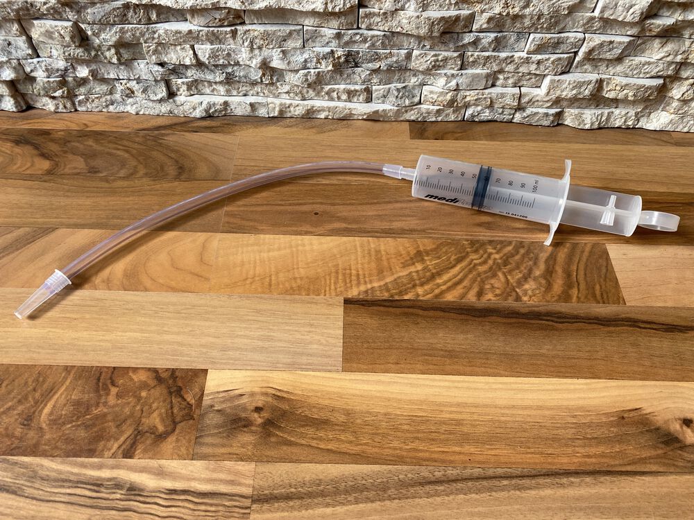 In the picture the hose is still a little too long, best cut as short as necessary, but just so that you can easily reach the bottom of the oil bottle.