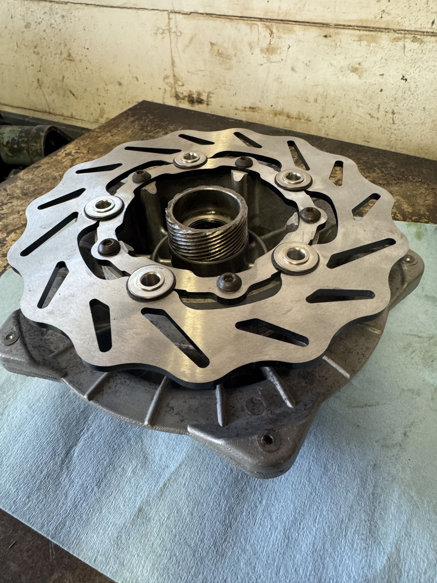 Floating disk positioned on top of the drum in correct orientation.