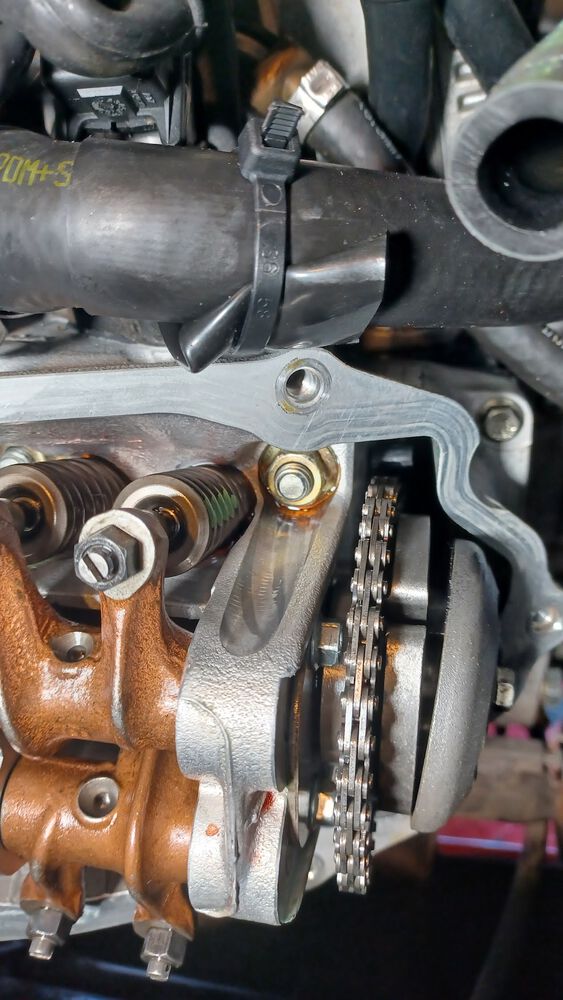 This is how it was just after removing the valve cover. I took that slanted bell off and rotated the variator to have the 4V mark line up to the mark with red.