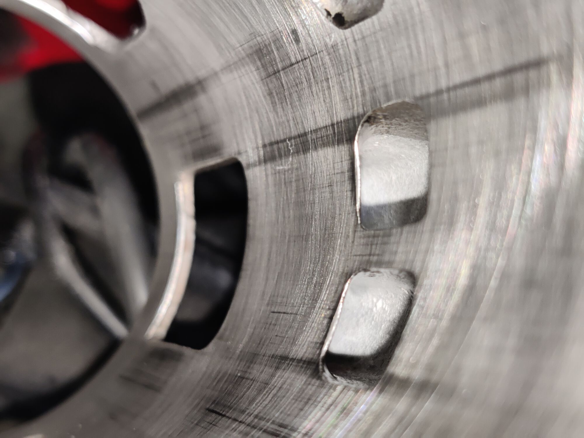 Other marks at the cylinder skirt on the intake side...