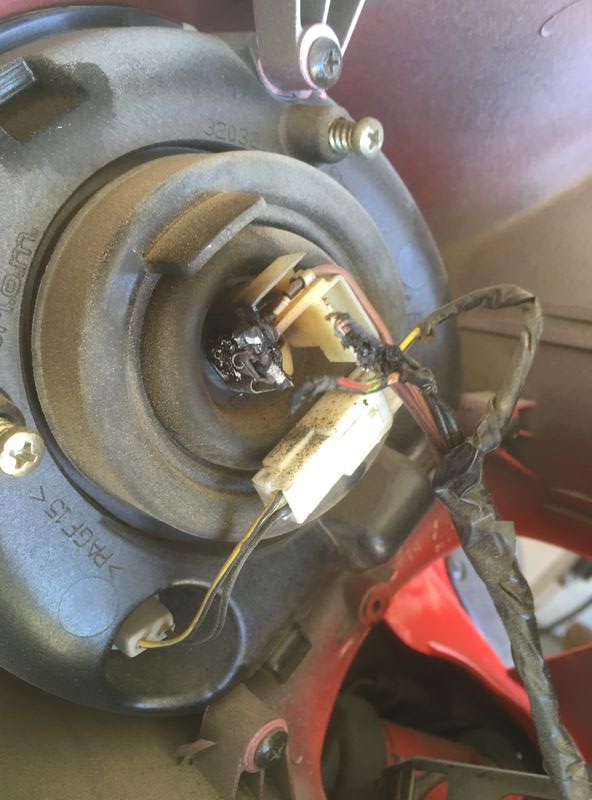 Modern Vespa Photo of headlight plug wires needed please.