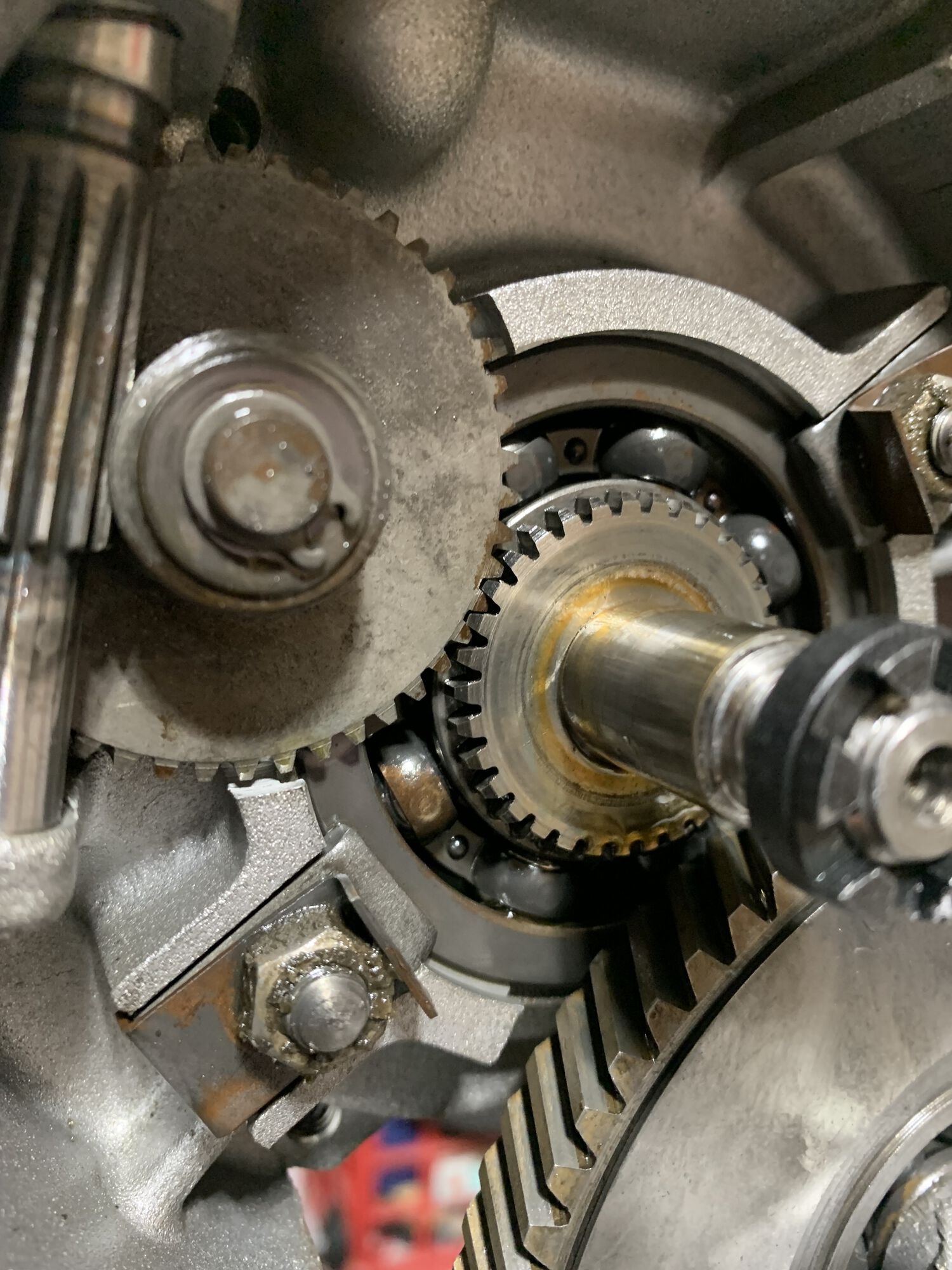Oil injection gear behind the clutch.