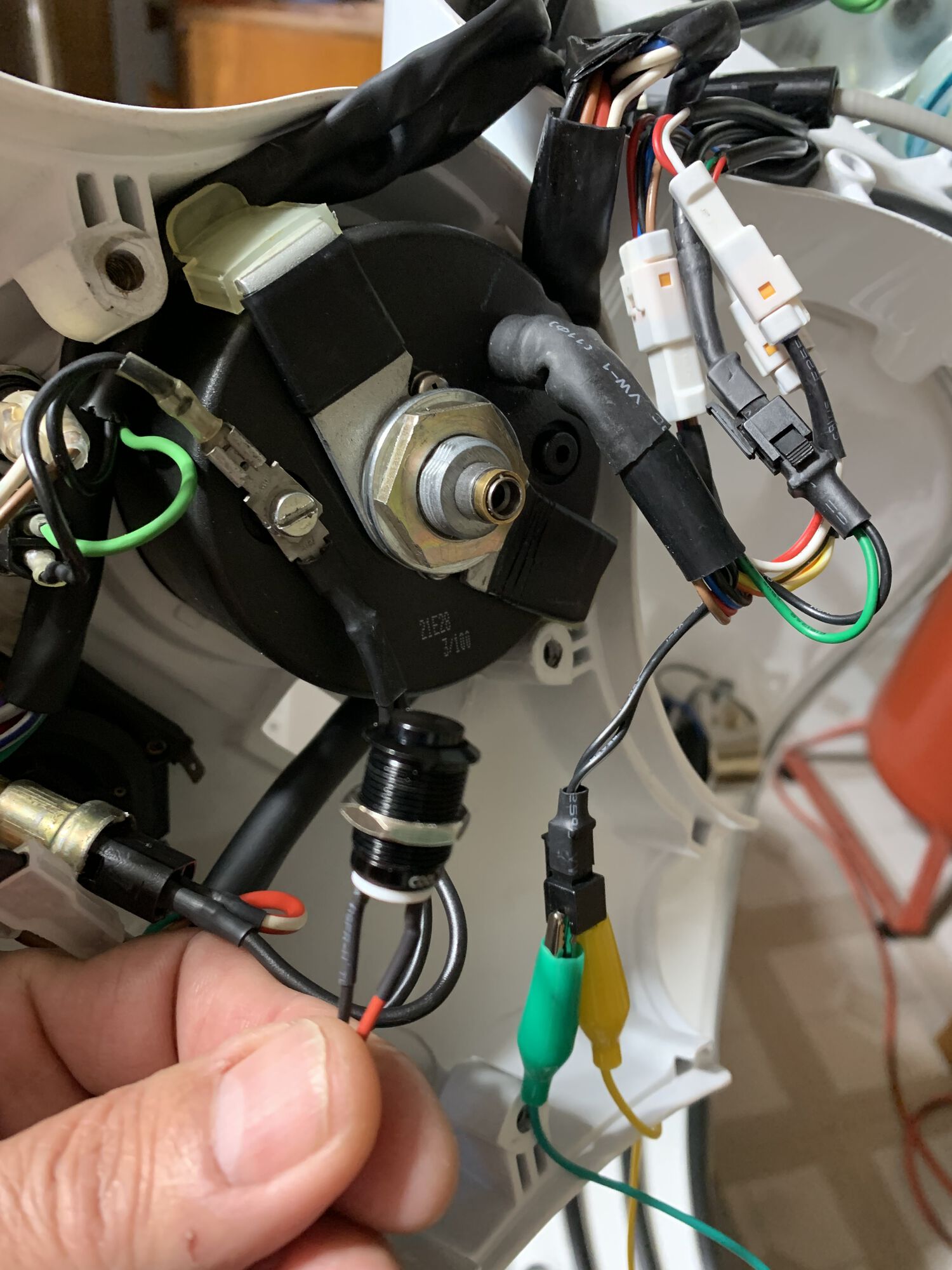 Button Switch plug connector with yellow and green jumper wires attached.