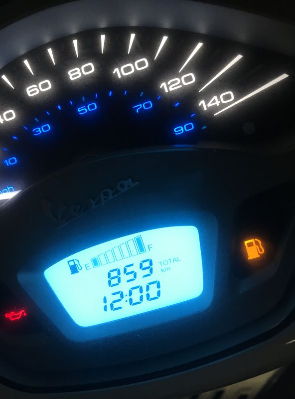Modern Vespa Empty and full fuel bar blinking?