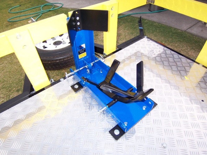 Modern Vespa : Trailer chocking systems?