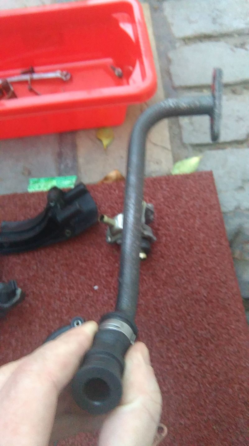 Hard metal pipe connecting the SAS to the engine head