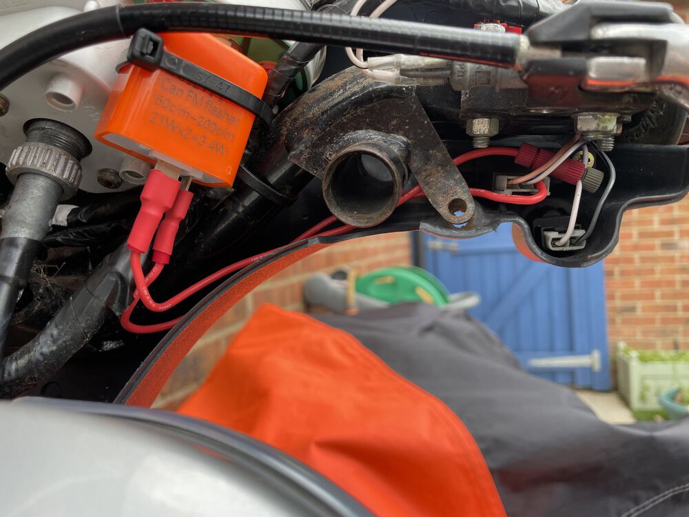 Modern Vespa Adding indicator relay faulty Voltage Regulator