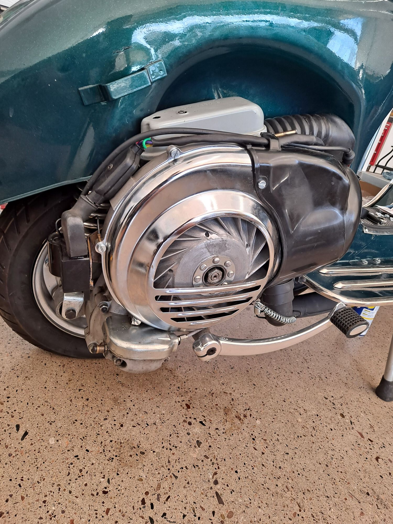 Motor is looking nice in the freshly painted frame